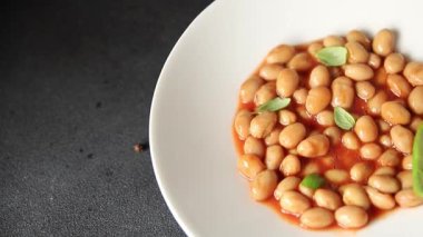 Fasulye güveci domates sosu yaban mersini fasulyesi fasulye fasulyesi Borlotti taze lezzetli gurme yemek arkaplanı masaya rustik gıda üst görünüm fotokopi alanı keto ve paleo diyet vegan ve vegan gıda