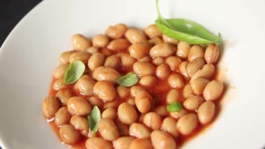 Fasulye güveci domates sosu yaban mersini fasulyesi fasulye fasulyesi Borlotti taze lezzetli gurme yemek arkaplanı masaya rustik gıda üst görünüm fotokopi alanı keto ve paleo diyet vegan ve vegan gıda