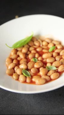 Fasulye güveci domates sosu yaban mersini fasulyesi fasulye fasulyesi Borlotti taze lezzetli gurme yemek arkaplanı masaya rustik gıda üst görünüm fotokopi alanı keto ve paleo diyet vegan ve vegan gıda