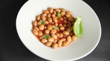 Fasulye güveci domates sosu yaban mersini fasulyesi fasulye fasulyesi Borlotti taze lezzetli gurme yemek arkaplanı masaya rustik gıda üst görünüm fotokopi alanı keto ve paleo diyet vegan ve vegan gıda