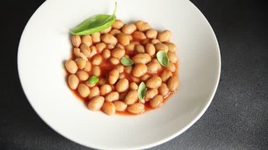 Fasulye güveci domates sosu yaban mersini fasulyesi fasulye fasulyesi Borlotti taze lezzetli gurme yemek arkaplanı masaya rustik gıda üst görünüm fotokopi alanı keto ve paleo diyet vegan ve vegan gıda