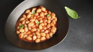 Fasulye güveci domates sosu yaban mersini fasulyesi fasulye fasulyesi Borlotti taze lezzetli gurme yemek arkaplanı masaya rustik gıda üst görünüm fotokopi alanı keto ve paleo diyet vegan ve vegan gıda