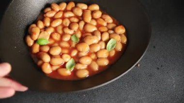 Fasulye güveci domates sosu yaban mersini fasulyesi fasulye fasulyesi Borlotti taze lezzetli gurme yemek arkaplanı masaya rustik gıda üst görünüm fotokopi alanı keto ve paleo diyet vegan ve vegan gıda