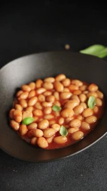 Fasulye güveci domates sosu yaban mersini fasulyesi fasulye fasulyesi Borlotti taze lezzetli gurme yemek arkaplanı masaya rustik gıda üst görünüm fotokopi alanı keto ve paleo diyet vegan ve vegan gıda