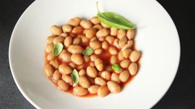 Fasulye güveci domates sosu yaban mersini fasulyesi fasulye fasulyesi Borlotti taze lezzetli gurme yemek arkaplanı masaya rustik gıda üst görünüm fotokopi alanı keto ve paleo diyet vegan ve vegan gıda