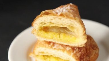 Üçgen kek badem pufu tatlı tatlı tatlı badem kreması taze lezzetli gurme yemek arkaplanı masa rustik gıda üst görünümü fotokopi alanı