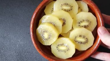 Kivi sarı meyve dilimleri taze gurme yemek arka planı masa rustik gıda fotokopi alanı keto ve paleo diyet vegan vejetaryen gıda