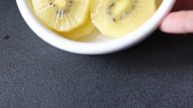 Kivi sarı meyve dilimleri taze gurme yemek arka planı masa rustik gıda fotokopi alanı keto ve paleo diyet vegan vejetaryen gıda