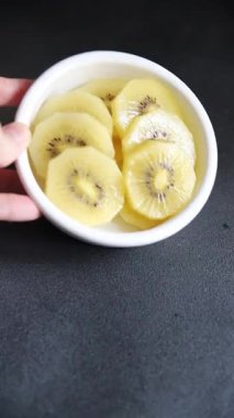 Kivi sarı meyve dilimleri taze gurme yemek arka planı masa rustik gıda fotokopi alanı keto ve paleo diyet vegan vejetaryen gıda