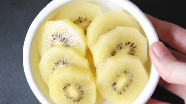 Kivi sarı meyve dilimleri taze gurme yemek arka planı masa rustik gıda fotokopi alanı keto ve paleo diyet vegan vejetaryen gıda