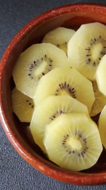 Kivi sarı meyve dilimleri taze gurme yemek arka planı masa rustik gıda fotokopi alanı keto ve paleo diyet vegan vejetaryen gıda