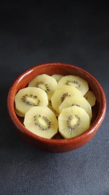 Kivi sarı meyve dilimleri taze gurme yemek arka planı masa rustik gıda fotokopi alanı keto ve paleo diyet vegan vejetaryen gıda