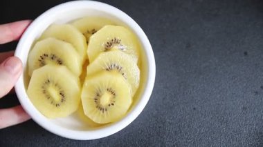 Kivi sarı meyve dilimleri taze gurme yemek arka planı masa rustik gıda fotokopi alanı keto ve paleo diyet vegan vejetaryen gıda