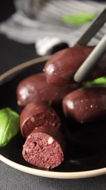 Siyah puding sosis taze gurme yemek arkaplanı masa üzerinde rustik gıda üst görünüm fotokopi alanı