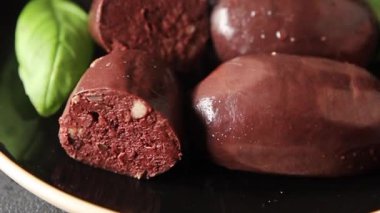 Siyah puding sosis taze gurme yemek arkaplanı masa üzerinde rustik gıda üst görünüm fotokopi alanı