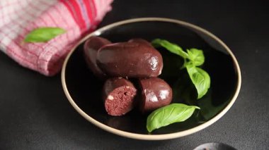 Siyah puding sosis taze gurme yemek arkaplanı masa üzerinde rustik gıda üst görünüm fotokopi alanı