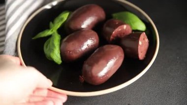 Siyah puding sosis taze gurme yemek arkaplanı masa üzerinde rustik gıda üst görünüm fotokopi alanı