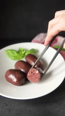 Siyah puding sosis taze gurme yemek arkaplanı masa üzerinde rustik gıda üst görünüm fotokopi alanı