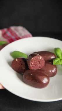 Siyah puding sosis taze gurme yemek arkaplanı masa üzerinde rustik gıda üst görünüm fotokopi alanı