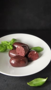 Siyah puding sosis taze gurme yemek arkaplanı masa üzerinde rustik gıda üst görünüm fotokopi alanı