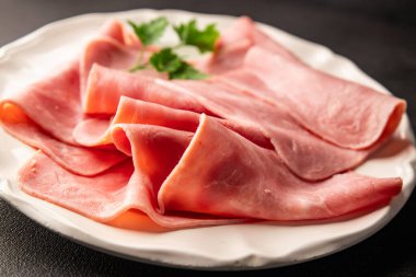 Jambon eti dilimler domuz eti taze lezzetli gurme yemek arkaplanı masa üzerinde rustik gıda üst görünüm fotokopi alanı