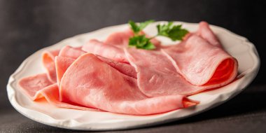 Jambon eti dilimler domuz eti taze lezzetli gurme yemek arkaplanı masa üzerinde rustik gıda üst görünüm fotokopi alanı