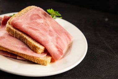 Jambon eti dilimler domuz eti taze lezzetli gurme yemek arkaplanı masa üzerinde rustik gıda üst görünüm fotokopi alanı