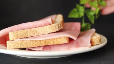 Jambon eti dilimler domuz eti taze lezzetli gurme yemek arkaplanı masa üzerinde rustik gıda üst görünüm fotokopi alanı