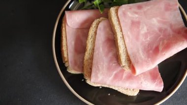 Jambon eti dilimler domuz eti taze lezzetli gurme yemek arkaplanı masa üzerinde rustik gıda üst görünüm fotokopi alanı