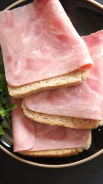 Jambon eti dilimler domuz eti taze lezzetli gurme yemek arkaplanı masa üzerinde rustik gıda üst görünüm fotokopi alanı