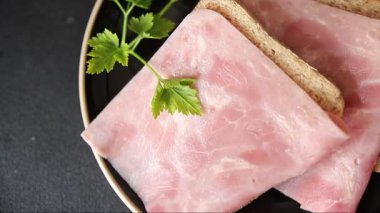 Jambon eti dilimler domuz eti taze lezzetli gurme yemek arkaplanı masa üzerinde rustik gıda üst görünüm fotokopi alanı