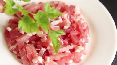 Pastırma küpleri doğranmış et küçük parçalar taze lezzetli gurme yemek arkaplanı masa rustik gıda üst görünüm fotokopi alanı