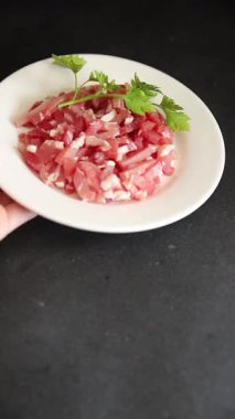 Pastırma küpleri doğranmış et küçük parçalar taze lezzetli gurme yemek arkaplanı masa rustik gıda üst görünüm fotokopi alanı