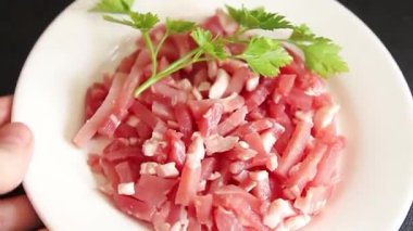 Pastırma küpleri doğranmış et küçük parçalar taze lezzetli gurme yemek arkaplanı masa rustik gıda üst görünüm fotokopi alanı