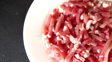 Pastırma küpleri doğranmış et küçük parçalar taze lezzetli gurme yemek arkaplanı masa rustik gıda üst görünüm fotokopi alanı