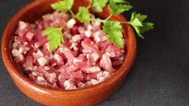 Pastırma küpleri doğranmış et küçük parçalar taze lezzetli gurme yemek arkaplanı masa rustik gıda üst görünüm fotokopi alanı