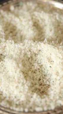 Gıda tuzu kristalleri deniz ürünleri tuzu baharat katkı maddesi arka planda kırsal üst görünüm fotokopi alanı