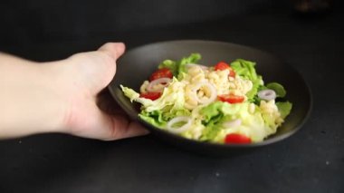 Makarna salatası yeşil yaprak marul, domates, makarna, soğan taze lezzetli gurme yemek arkaplan masa üzerinde rustik gıda üst görünüm fotokopi alanı keto ve paleo diyet vegan ve vejetaryen gıda