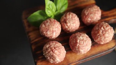 Köfteler çiğ domuz eti, sığır eti, tavuk taze lezzetli gurme yemek arka planı masa rustik gıda üst görünüm fotokopi alanı