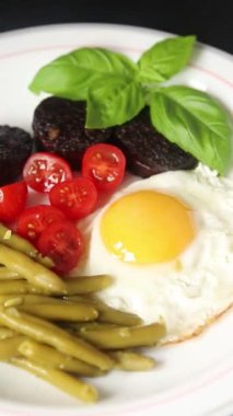 İngiliz kahvaltısı sahanda yumurta, kara puding, sebzeler, fasulye taze gurme yemek arkaplanı masanın kırsal kesiminde fotokopi alanı.