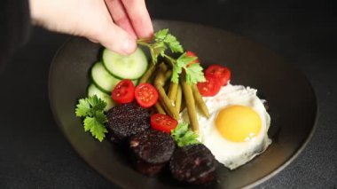 İngiliz kahvaltısı sahanda yumurta, kara puding, sebzeler, fasulye taze gurme yemek arkaplanı masanın kırsal kesiminde fotokopi alanı.