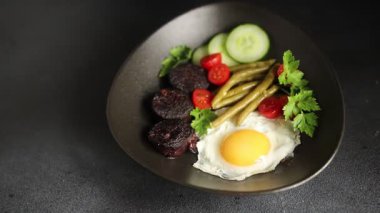 İngiliz kahvaltısı sahanda yumurta, kara puding, sebzeler, fasulye taze gurme yemek arkaplanı masanın kırsal kesiminde fotokopi alanı.