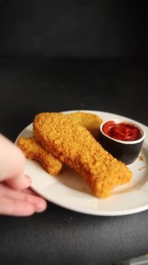 Balık pirzolası şekillendirilmiş balık pirzolası fast food taze gurme yemek arkaplanı masa kırsal gıdalar üst görünüm uzay fotokopisi