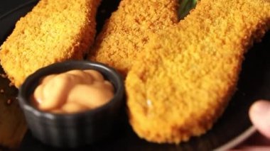 Balık pirzolası şekillendirilmiş balık pirzolası fast food taze gurme yemek arkaplanı masa kırsal gıdalar üst görünüm uzay fotokopisi