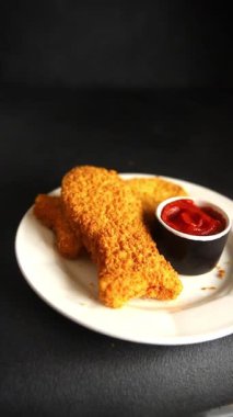 Balık pirzolası şekillendirilmiş balık pirzolası fast food taze gurme yemek arkaplanı masa kırsal gıdalar üst görünüm uzay fotokopisi