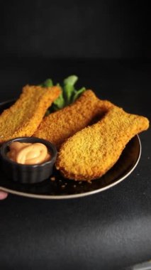 Balık pirzolası şekillendirilmiş balık pirzolası fast food taze gurme yemek arkaplanı masa kırsal gıdalar üst görünüm uzay fotokopisi