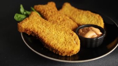 Balık pirzolası şekillendirilmiş balık pirzolası fast food taze gurme yemek arkaplanı masa kırsal gıdalar üst görünüm uzay fotokopisi