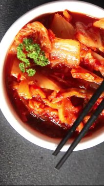 Balık pirzolası şekillendirilmiş balık pirzolası fast food taze gurme yemek arkaplanı masa kırsal gıdalar üst görünüm uzay fotokopisi