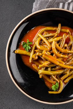 Yeşil fasulye sosu taze gurme yemek arka planı üzerinde rustik üst görünüm fotokopi uzay keto ve paleo diyet vejetaryen ve vejetaryen gıda