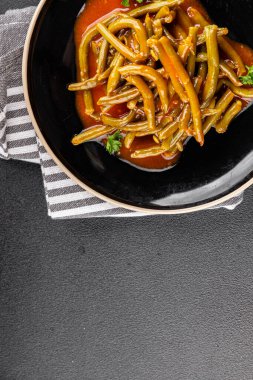 Yeşil fasulye sosu taze gurme yemek arka planı üzerinde rustik üst görünüm fotokopi uzay keto ve paleo diyet vejetaryen ve vejetaryen gıda